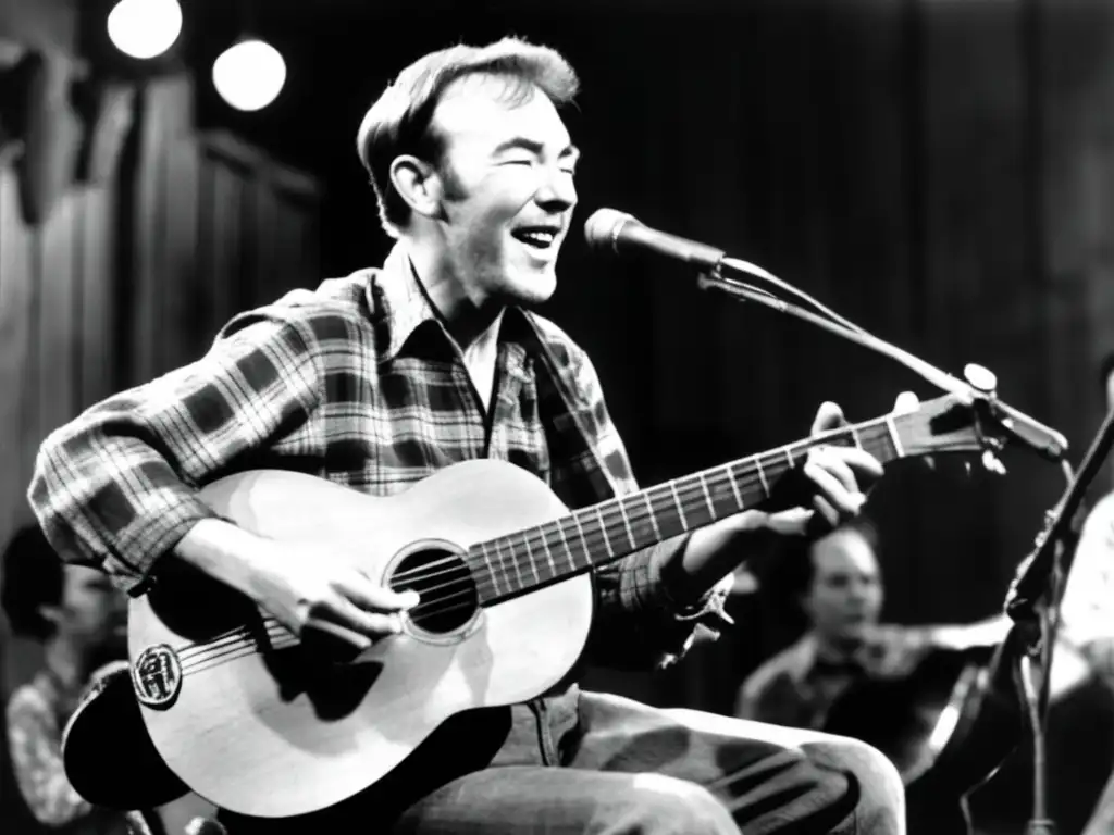 Una fotografía en blanco y negro de Pete Seeger tocando el banjo en un club de música folk