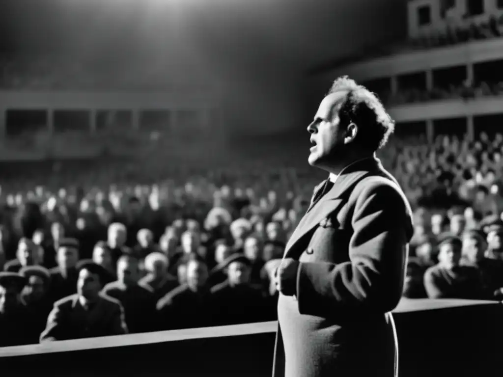 Sergei Eisenstein enérgico discurso frente a multitud, expresión determinada