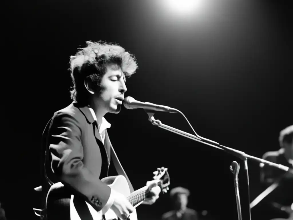 Bob Dylan en el escenario, cantando con pasión en los 60