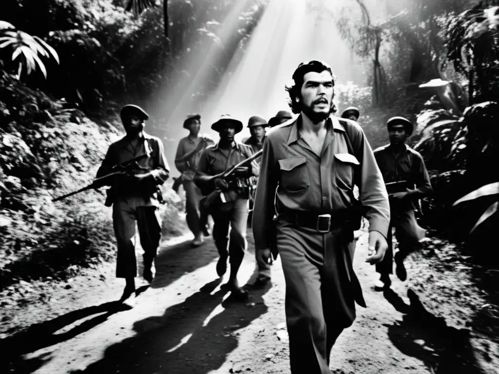 Che Guevara lidera estrategias de guerra de guerrillas en la selva, mostrando determinación y desafío