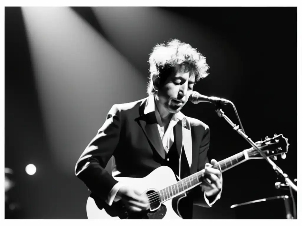Una impactante fotografía en blanco y negro de Bob Dylan actuando en el escenario, transmitiendo la intensidad y la energía de su música