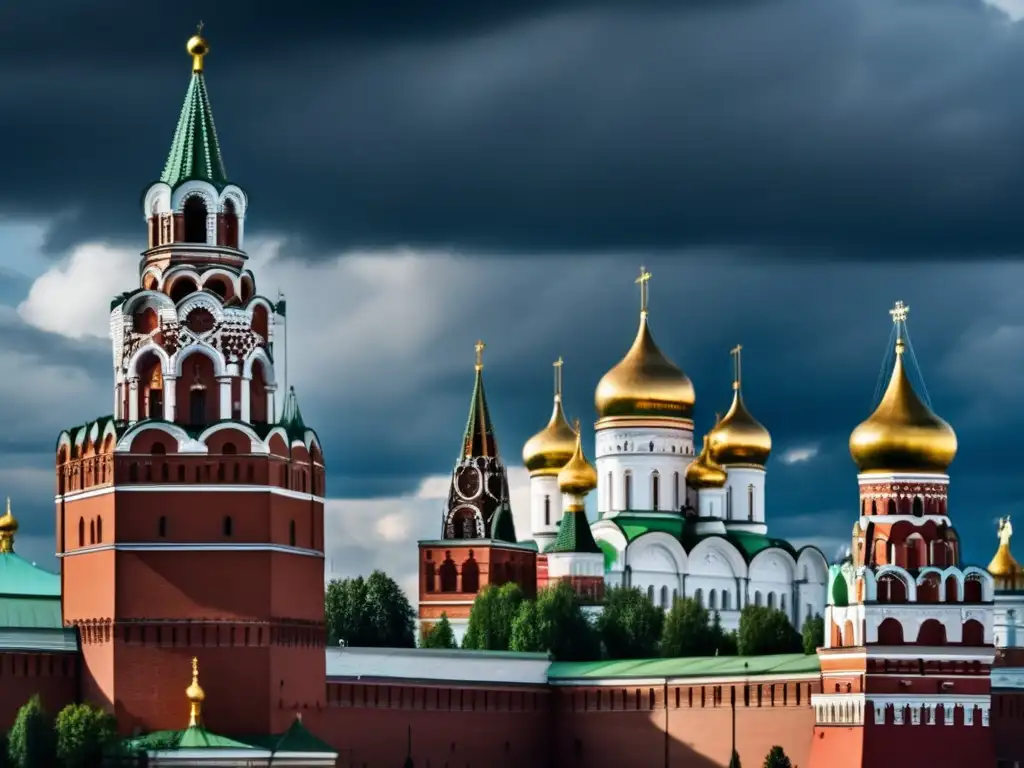 La imponente fortaleza del Kremlin en Moscú, con sus altos muros y torres, se alza contra un dramático cielo nublado
