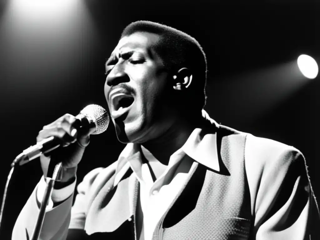 El legendario Otis Redding brilla en el escenario, cantando con pasión mientras el sudor perlado realza su rostro