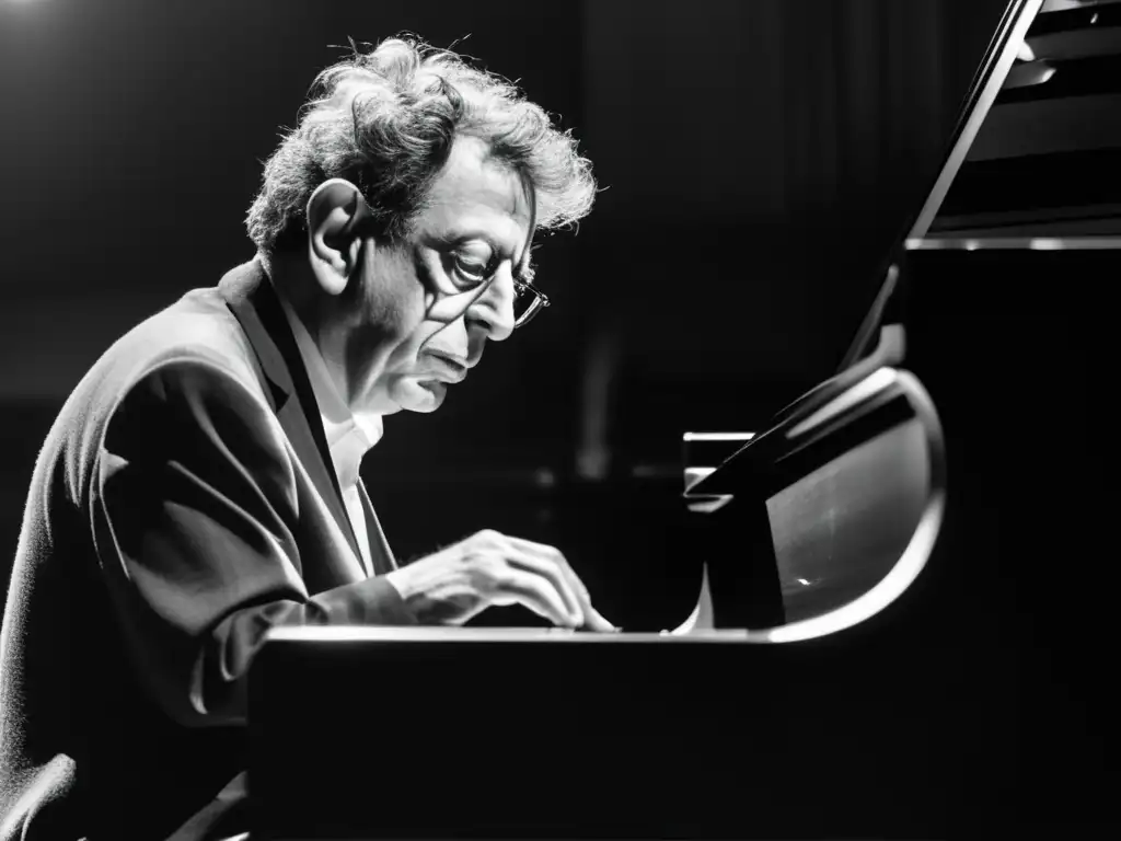 Philip Glass, maestro de la música minimalista, concentrado al piano en una atmósfera intensa en blanco y negro