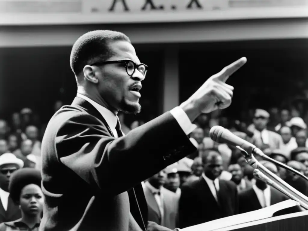 Malcolm X líder negro pronuncia apasionadamente un discurso ante una multitud diversa y comprometida